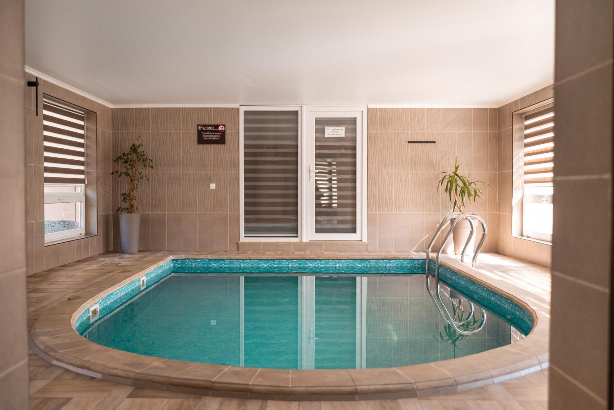 Hotel BUTTERFLY Sadove Buitenkant foto
