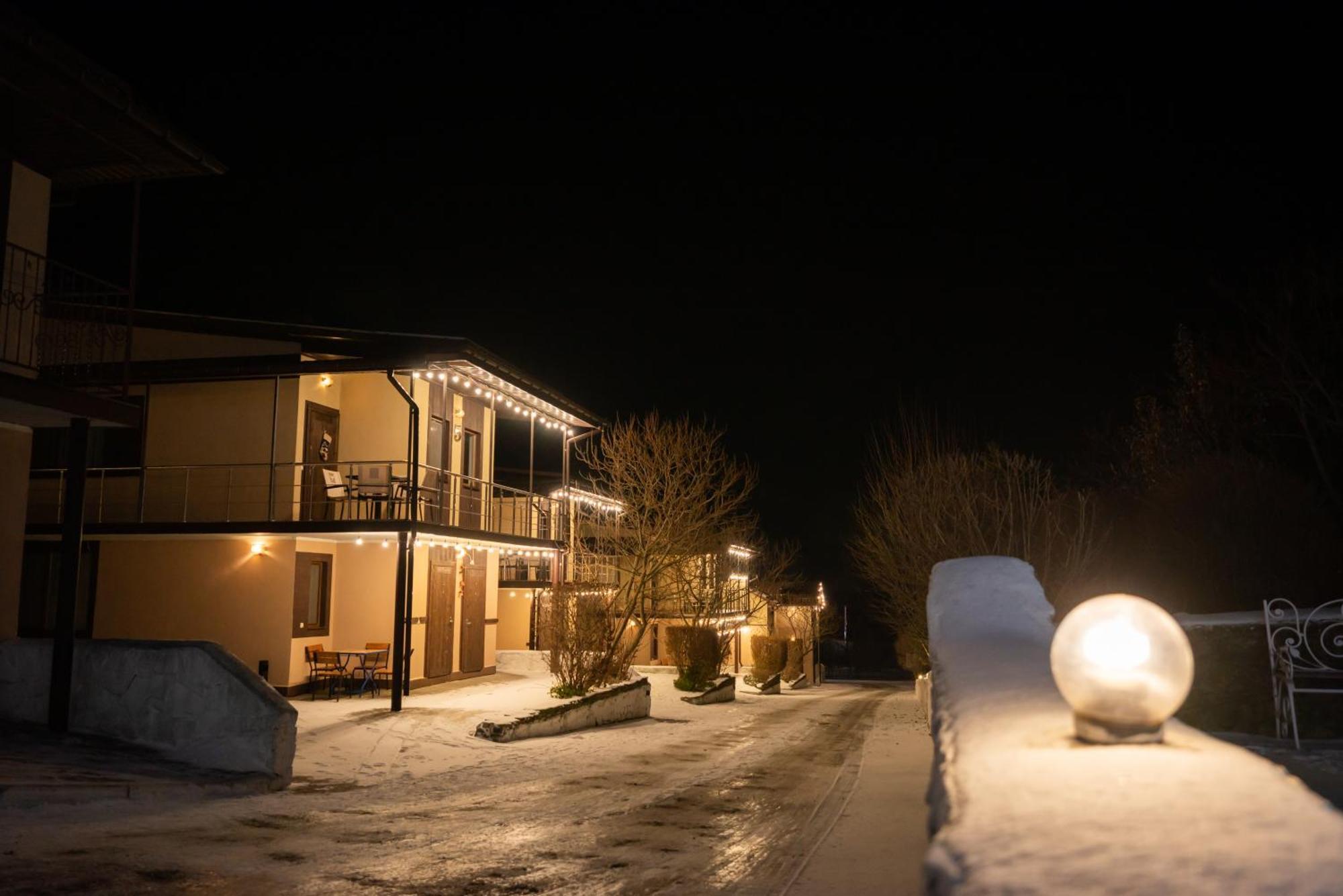 Hotel BUTTERFLY Sadove Buitenkant foto