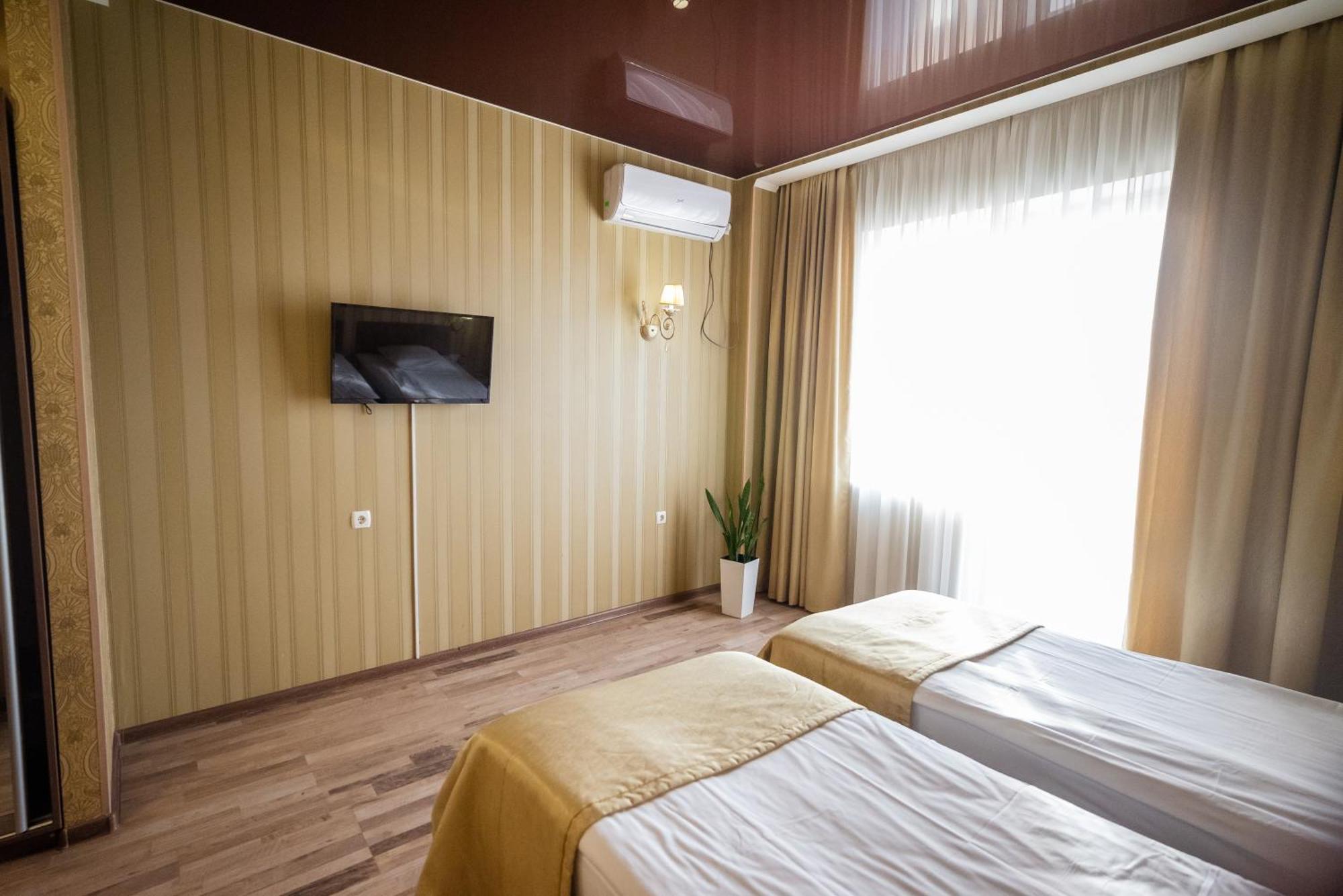 Hotel BUTTERFLY Sadove Buitenkant foto