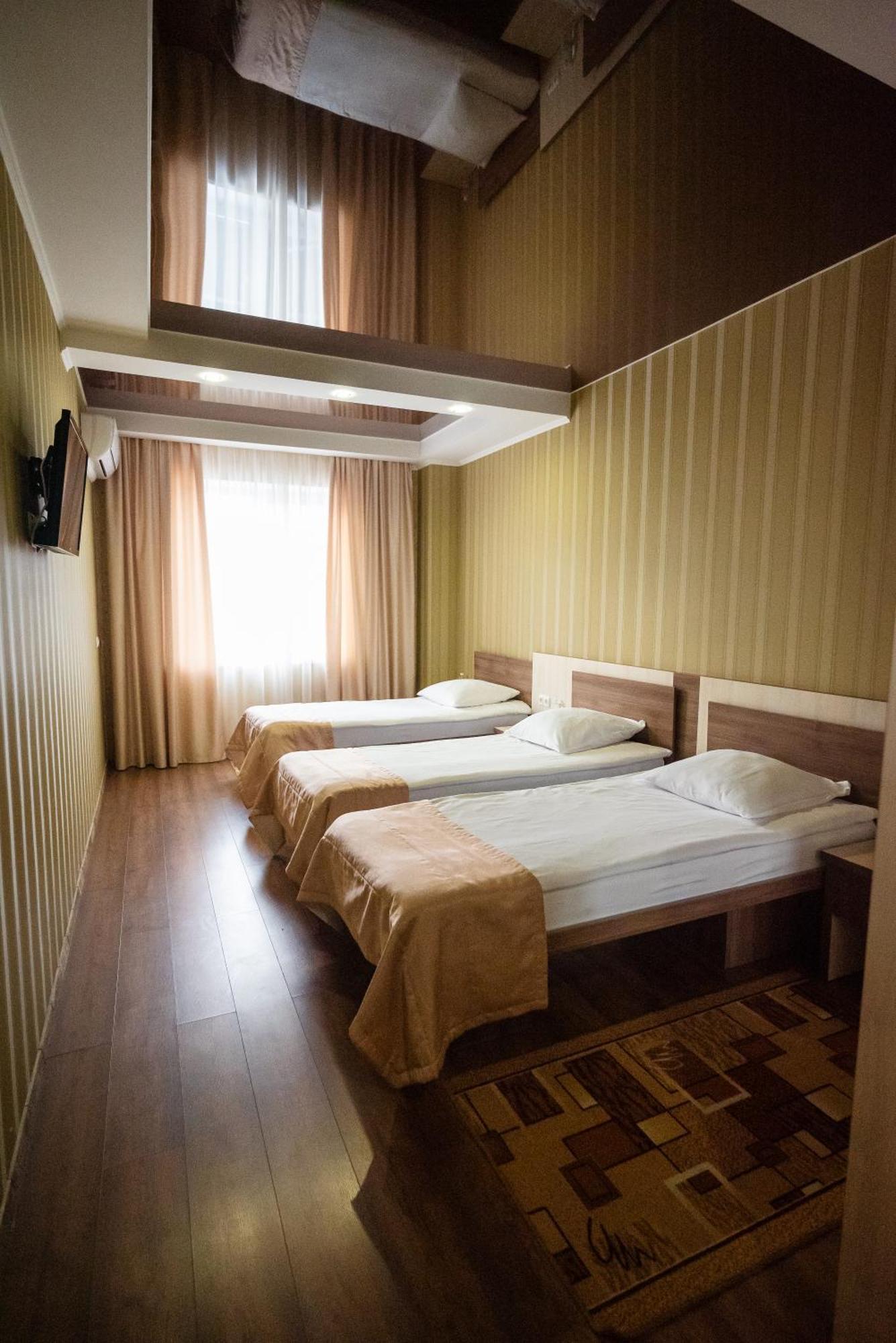 Hotel BUTTERFLY Sadove Buitenkant foto